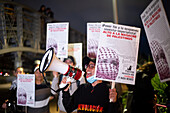 Palästina-Befürworter demonstrieren am 10. Oktober 2023 vor der israelischen Botschaft in Bogota, Kolumbien, und schwenken palästinensische Fahnen und Transparente.