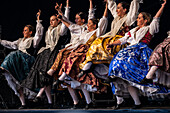 Baluarte Aragones und Raices de Aragon, traditionelle aragonesische Jota-Gruppen, treten auf der Plaza del Pilar während der El Pilar-Festlichkeiten in Zaragoza, Spanien, auf