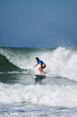 Maud Le Car beim Quiksilver Festival in Capbreton, Hossegor und Seignosse, bei dem 20 der besten Surfer der Welt, die von Jeremy Flores handverlesen wurden, im Südwesten Frankreichs antreten.