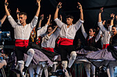 Baluarte Aragones und Raices de Aragon, traditionelle aragonesische Jota-Gruppen, treten auf der Plaza del Pilar während der El Pilar-Festlichkeiten in Zaragoza, Spanien, auf