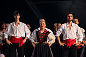 Baluarte Aragones und Raices de Aragon, traditionelle aragonesische Jota-Gruppen, treten auf der Plaza del Pilar während der El Pilar-Festlichkeiten in Zaragoza, Spanien, auf