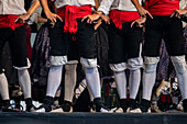 Baluarte Aragones und Raices de Aragon, traditionelle aragonesische Jota-Gruppen, treten auf der Plaza del Pilar während der El Pilar-Festlichkeiten in Zaragoza, Spanien, auf.
