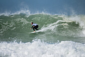 Der australische Profi-Surfer Josh Kerr während des Quiksilver-Festivals in Capbreton, Hossegor und Seignosse, an dem 20 der besten Surfer der Welt teilnehmen, die von Jeremy Flores ausgewählt wurden, um im Südwesten Frankreichs zu surfen.