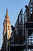Arbeiter bereiten die Plattform für die Blumenspende an die Virgen del Pilar vor, die wichtigste und beliebteste Veranstaltung der Fiestas del Pilar, die am Tag der Spanier stattfindet, Zaragoza, Spanien