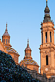 Das Blumenopfer für die Virgen del Pilar ist die wichtigste und beliebteste Veranstaltung der Fiestas del Pilar, die am Tag der Spanier stattfinden, Zaragoza, Spanien