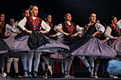 Baluarte Aragones und Raices de Aragon, traditionelle aragonesische Jota-Gruppen, treten auf der Plaza del Pilar während der El Pilar-Festlichkeiten in Zaragoza, Spanien, auf