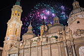 Das Feuerwerk gibt den Fiestas del Pilar in Zaragoza, Spanien, den letzten Schliff