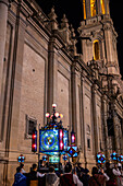 Die Parade des gläsernen Rosenkranzes oder Rosario de Cristal während der Fiestas del Pilar in Zaragoza, Spanien