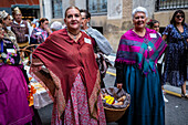 Die Darbringung von Früchten am Morgen des 13. Oktober während der Fiestas del Pilar in Zaragoza, Aragonien, Spanien