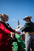 Andalusische Gruppe tanzt Sevillanas während der Darbringung von Früchten am Morgen des 13. Oktober während der Fiestas del Pilar, Zaragoza, Aragonien, Spanien