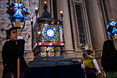 Der gläserne Rosenkranz, oder Rosario de Cristal, während der Fiestas del Pilar in Zaragoza, Spanien