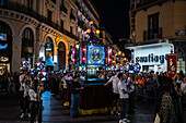 Der gläserne Rosenkranz, oder Rosario de Cristal, während der Fiestas del Pilar in Zaragoza, Spanien