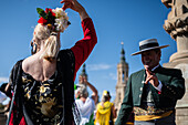 Eine Gruppe aus Andalusien tanzt Sevillanas während der Darbringung von Früchten am Morgen des 13. Oktober während der Fiestas del Pilar in Zaragoza, Aragonien, Spanien