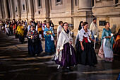 Die Parade des gläsernen Rosenkranzes, oder Rosario de Cristal, während der Fiestas del Pilar in Zaragoza, Spanien