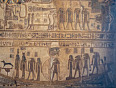 Relief im Hathor-Tempel, mit dessen Bau 54 v. Chr. begonnen wurde, Teil des Dendera-Tempelkomplexes, Dendera, Ägypten, Nordafrika, Afrika