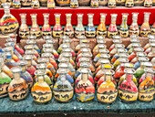 Bunte Souvenirflaschen mit Sand zum Verkauf in der Stadt Jerash, Jordanien, Naher Osten