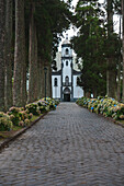 Boulevard der Kirche Igreja de Sao Nicolau in Sete Cidades, Insel Sao Miguel, Azoren-Inseln, Portugal, Atlantik, Europa