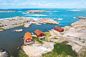 Einsame rote Holzhäuschen an einer felsigen Küste, Bohuslan, Vastra Gotaland, Westschweden, Skandinavien, Europa