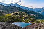Schöner namenloser Bergseeblick vom Cima Verosso an der Grenze zwischen Italien und der Schweiz, Zwischbergen, Wallis, Schweiz, Europa