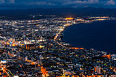 Luftaufnahme der Skyline von Hakodate bei Nacht, Hakodate, Hokkaido, Japan, Asien