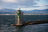 Grüner Leuchtturm im Bau im Meer von Hakodate, Hokkaido, Nordjapan, Asien