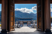 Tor des Osorezan Bodaiji-Tempels im Herbst, Mutsu, Präfektur Aomori, Honshu, Japan, Asien