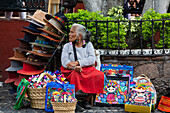 Verkäuferin, die Kunsthandwerk und Hüte verkauft, Taxco, Guerrero, Mexiko, Nordamerika