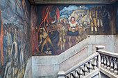 Treppenhaus mit Wandmalereien von Diego Rivera, Gebäude der Secretaria de Educacion, Mexiko-Stadt, Mexiko, Nordamerika