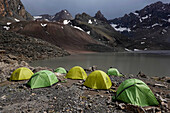 Zelte in den abgelegenen und spektakulären Fann-Bergen, Teil der westlichen Pamir-Aue, Tadschikistan, Zentralasien, Asien