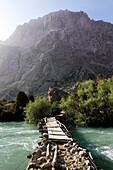 Holzbrücke über einen Fluss im abgelegenen und spektakulären Fann-Gebirge, Teil der westlichen Pamir-Allee, Tadschikistan, Zentralasien, Asien