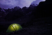 Nachts beleuchtetes Trekkerzelt in den abgelegenen und spektakulären Fann-Bergen, Teil der westlichen Pamir-Alay, Tadschikistan, Zentralasien, Asien