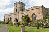 St. Aidan's Church, ein Gotteshaus aus dem 12. Jahrhundert, ein wichtiger Ort für die Verbreitung des Christentums während der angelsächsischen Ära, und sein Kirchhof, Bamburgh, Northumberland, England, Vereinigtes Königreich, Europa
