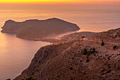 Blick auf Assos, Küstenlinie, Meer und Hügel bei Sonnenuntergang, Assos, Kefalonia, Ionische Inseln, Griechische Inseln, Griechenland, Europa