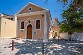 Blick auf die traditionelle griechisch-orthodoxe Kirche in Assos, Assos, Kefalonia, Ionische Inseln, Griechische Inseln, Griechenland, Europa