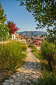 Weg zum Hafen und zu den bunten Häusern in Assos, Assos, Kefalonia, Ionische Inseln, Griechische Inseln, Griechenland, Europa