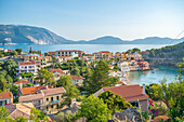 Blick auf Hafen und bunte Häuser in Assos, Assos, Kefalonia, Ionische Inseln, Griechische Inseln, Griechenland, Europa