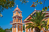 Blick auf die Kirche von Agios Gerasimos in Skala, Skala, Kefalonia, Ionische Inseln, Griechische Inseln, Griechenland, Europa