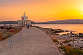 Blick auf den Leuchtturm Saint Theodore bei Sonnenuntergang, Argostolion, Kefalonia, Ionische Inseln, Griechische Inseln, Griechenland, Europa