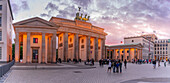 Blick auf das Brandenburger Tor in der Abenddämmerung, Pariser Platz, Unter den Linden, Berlin, Deutschland, Europa