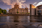 Blick auf die Spree und das Reichstagsgebäude bei Sonnenuntergang, Mitte, Berlin, Deutschland, Europa