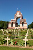 Frankreich, Somme, Thiepval, britisch-französisches Denkmal zur Erinnerung an die britisch-französische Offensive in der Schlacht an der Somme 1916, französische Gräber im Vordergrund