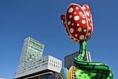 Frankreich, Nord, Lille, Gebiet Euralille, Esplanade François Mitterrand, Werk mit dem Titel Die Tulpen von Shangri-La, permanente Skulptur von Yayoi Kusama, dominiert vom Turm von Lille und dem Turm von Lilleurope