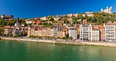 Frankreich, Rhone, Lyon, historisches Viertel, das zum UNESCO-Welterbe gehört, das alte Lyon, Quai Fulchiron am Ufer der Saone, die Kirche Saint Georges, das Haus Blanchon, die Basilika Notre-Dame de Fourviere und das Gymnasium Saint-Just auf dem Hügel Fourvière