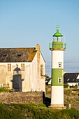 Frankreich, Finistere, Clohars-Carnoet, der malerische Fischerhafen von Doëlan, stromabwärts gelegener Leuchtturm