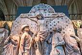 Frankreich, Cher, Kathedrale Saint Etienne de Bourges, von der UNESCO zum Weltkulturerbe erklärt, Teile der Jube in der Krypta, die Kreuzigung