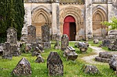 Frankreich, Charente Maritime, Aulnay de Saintonge, Kirche St. Pierre de la Tour, von der UNESCO in die Liste des Weltkulturerbes aufgenommen, Grabsteine auf dem Friedhof