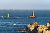 Frankreich, Finistere, Plogoff, Pointe du Raz, Leuchtturm La Vieille und Insel Sein im Hintergrund