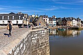 Frankreich, Morbihan, Auray, die Altstadt von Port Saint-Goustan am Ufer des Flusses Auray, der Platz Saint-Sauveur, die Brücke und der Quai Neuf