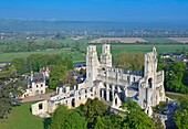 Frankreich, Seine-Maritime, Regionaler Naturpark der normannischen Seine-Mäander, Jumièges, Abtei Saint Pierre (Luftaufnahme)