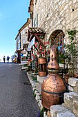 Frankreich, Alpes Maritimes, Parc Naturel Regional des Prealpes d'Azur, Gourdon, beschriftet mit Les Plus Beaux Villages de France, Dekorationen des Geschäfts La Source Parfumee